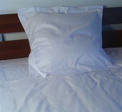 Damask-satin check sengesæt 140x200/60x63 cm.hvid